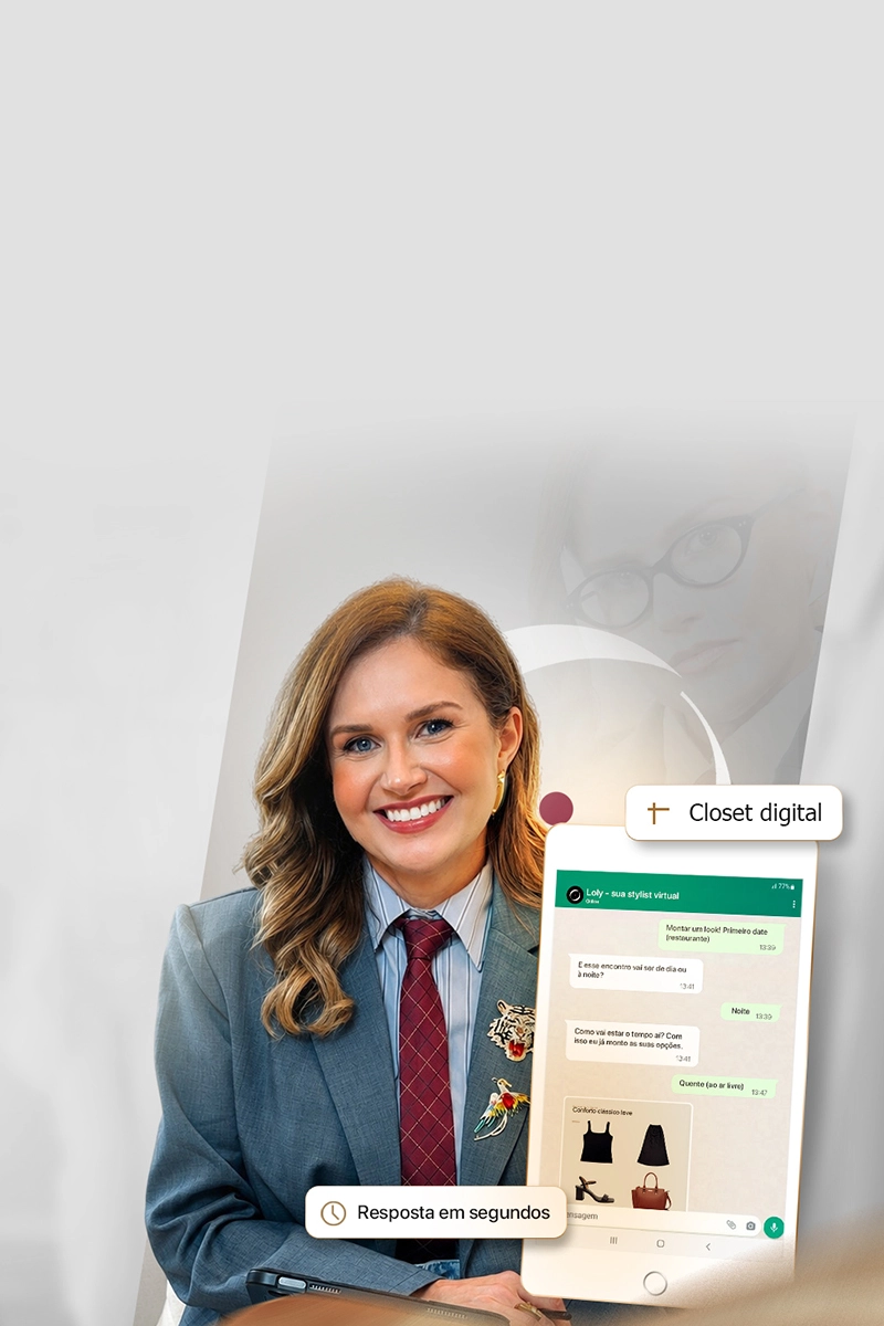 Mulher sorrindo em traje social segurando um tablet com a conversa da Loly, sua stylist virtual.