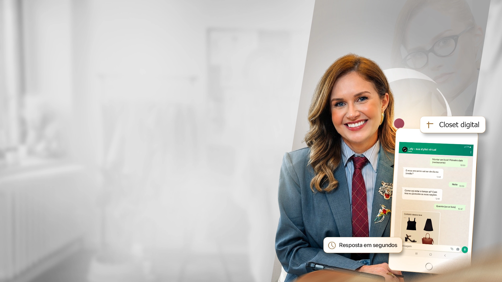 Mulher sorrindo em traje social segurando um tablet com a conversa da Loly, sua stylist virtual, num closet ao fundo.