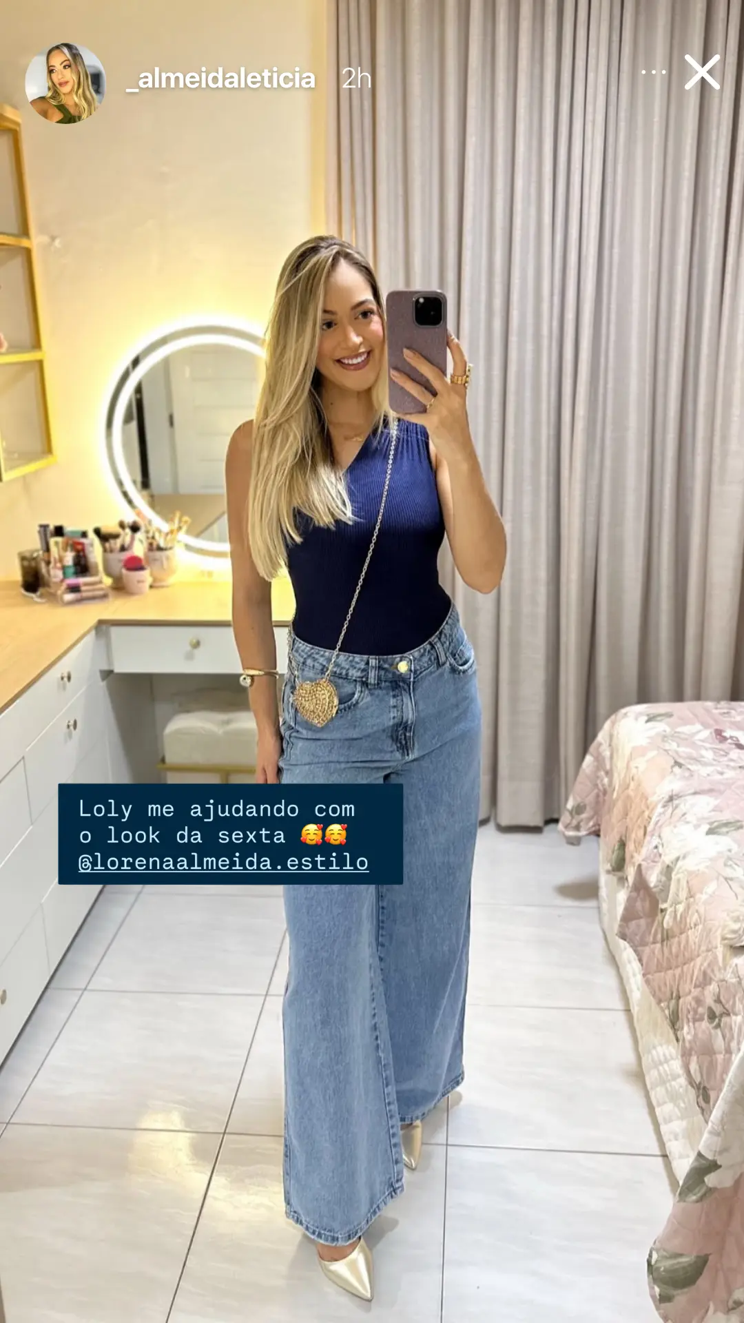 Story no Instagram de @_almeidaleticia com body azul e calça wide leg jeans: “Loly me ajudando com o look da sexta”.