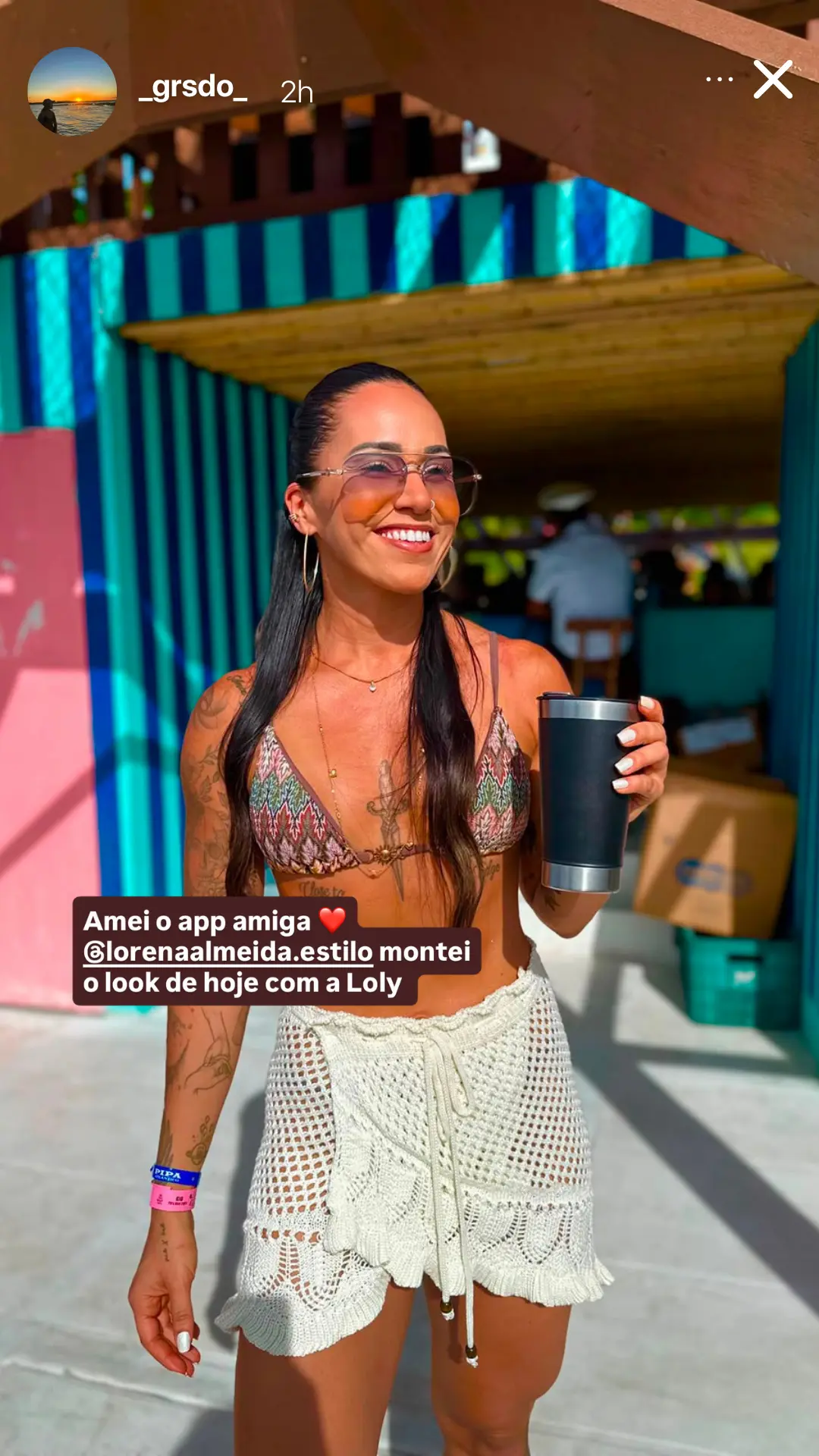 Story no Instagram de @_grsdo_ na praia, de saída de crochê: “Amei o app amiga, montei o look de hoje com a Loly”.