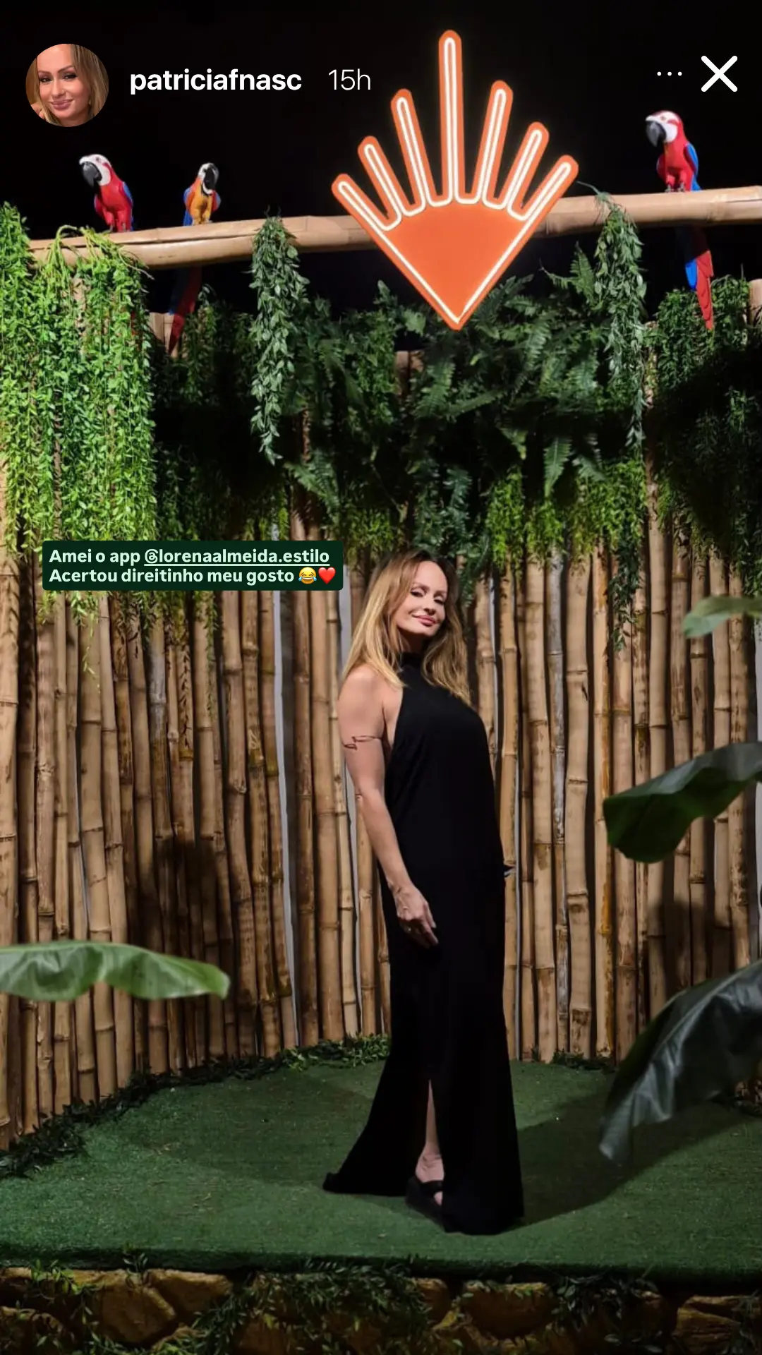 Story no Instagram de @patriciafnasc em vestido longo preto num evento: “Amei o app, acertou direitinho meu gosto”.